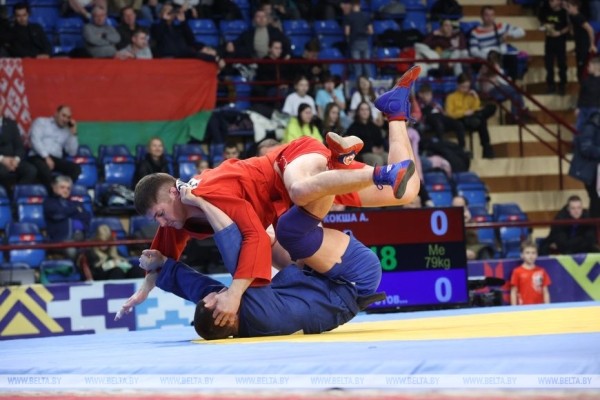 Белорусские самбисты выиграли восемь золотых медалей на старте международного турнира в Минске