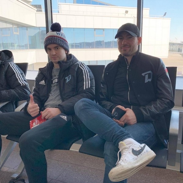 Хоккей. Минское "Динамо" отправилось на матчи со СКА. В ростере "зубров" 3 вратаря, 11 защитников и 16 нападающих
Хоккей. Минское "Динамо" отправилось на матчи со СКА. В ростере "зубров" 3 вратаря, 11 защитников и 16 нападающих