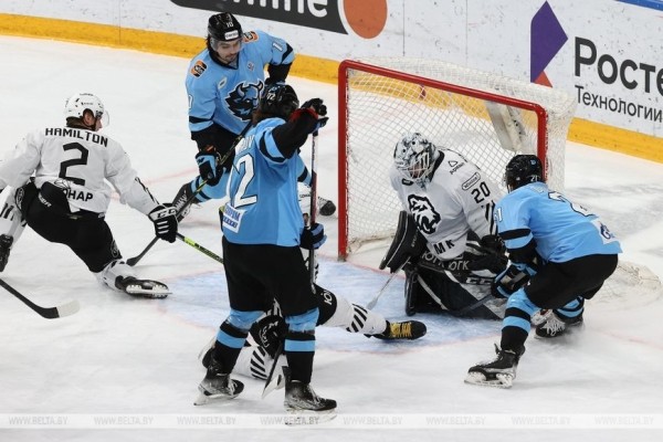 Хоккеисты минского "Динамо" на своем льду проиграли "Трактору" в КХЛ