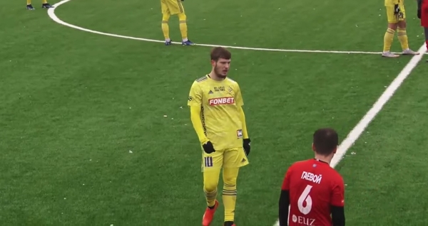 Футбол.  Форвард БАТЭ Дамьян Достанич забил "Арсеналу" гол ударом со своей половины поля
  