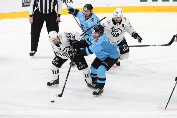 Хоккеисты минского "Динамо" на своем льду проиграли "Трактору" в КХЛ