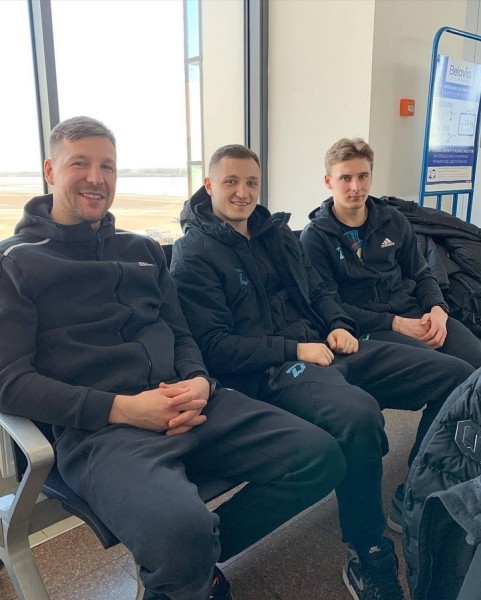 Хоккей. Минское "Динамо" отправилось на матчи со СКА. В ростере "зубров" 3 вратаря, 11 защитников и 16 нападающих
Хоккей. Минское "Динамо" отправилось на матчи со СКА. В ростере "зубров" 3 вратаря, 11 защитников и 16 нападающих