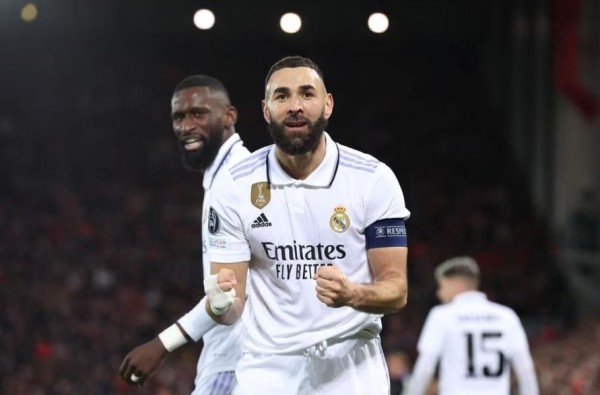 Футбол.  Лига чемпионов. "Реал", совершив камбэк после 0:2, забил пять мячей "Ливерпулю", добившись исторической победы
 