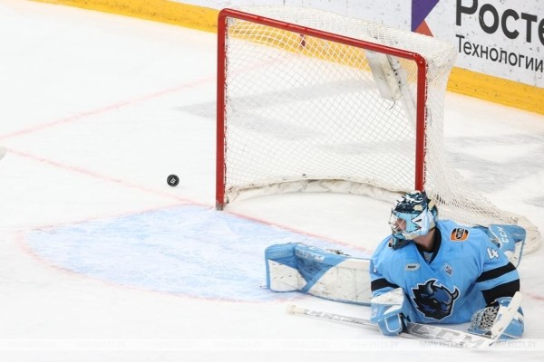 Хоккеисты минского "Динамо" на своем льду проиграли "Трактору" в КХЛ