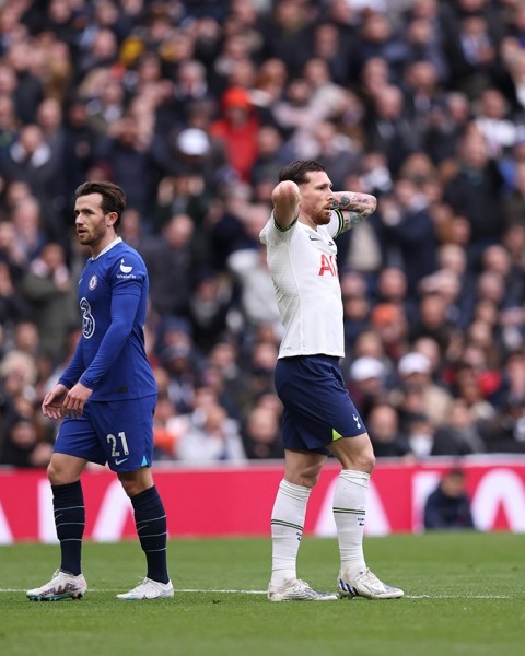 Футбол.  Чемпионат Англии. "Челси", "всухую" уступив "Тоттенхэму", продлил серию без побед в АПЛ до пяти встреч
 