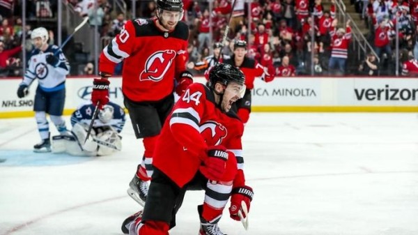 Хоккей.  НХЛ. Егор Шарангович принял участие в победной встрече "Нью-Джерси" с "Виннипегом"
  