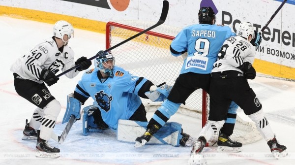 Хоккеисты минского "Динамо" на своем льду проиграли "Трактору" в КХЛ