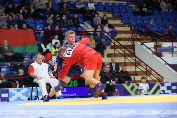 Белорусские самбисты выиграли восемь золотых медалей на старте международного турнира в Минске