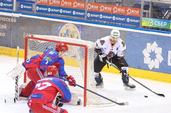 Хоккей.  Betera-Экстралига. "Шахтер" по буллитам обыграл "Юность", уступая в счете к третьему периоду
 