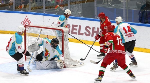 Хоккейная команда Президента Беларуси одержала четвертую победу в матчах любительского турнира