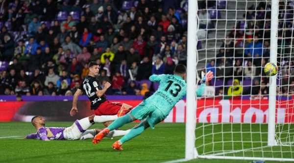 Футбол. Чемпионат Испании. "Атлетик" из Бильбао расправился с "Вальядолидом"
Футбол. Чемпионат Испании. "Атлетик" из Бильбао расправился с "Вальядолидом"