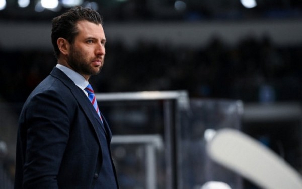 Хоккей.  Главному тренеру СКА Роману Ротенбергу напомнили о 0:7 в матче "Манчестер Юнайтед" и "Ливерпуля"
 