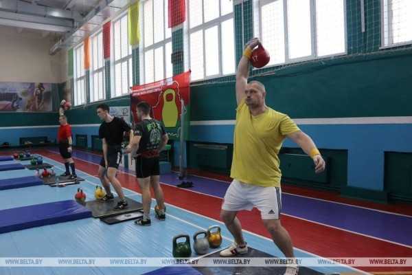 ФОТОФАКТ: В Минской области прошел Кубок защитников Отечества по гиревому марафону