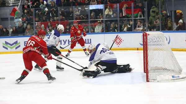 Хоккейная команда Президента победила сборную Брестской области в матче любительского турнира