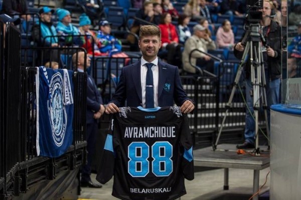 Хоккей. Ведущий домашних матчей минского "Динамо" Дмитрий Аврамчик серьезно заболел: у него парализовало половину лица
Хоккей. Ведущий домашних матчей минского "Динамо" Дмитрий Аврамчик серьезно заболел: у него парализовало половину лица