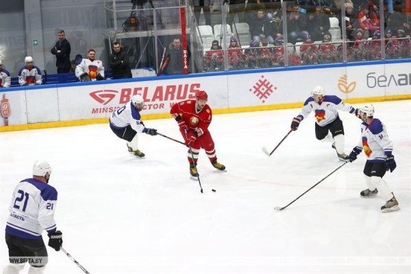 Хоккейная команда Президента победила сборную Брестской области в матче любительского турнира