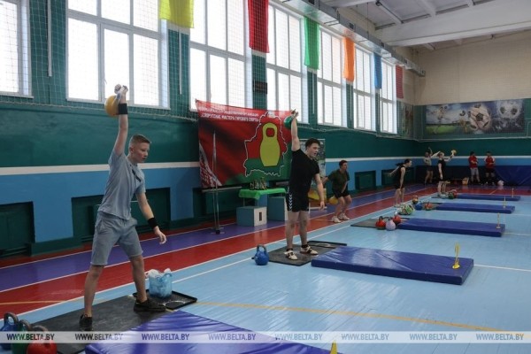 ФОТОФАКТ: В Минской области прошел Кубок защитников Отечества по гиревому марафону