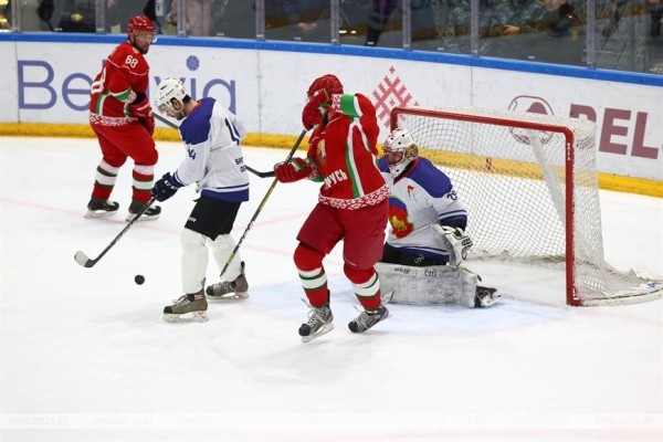 Хоккейная команда Президента победила сборную Брестской области в матче любительского турнира