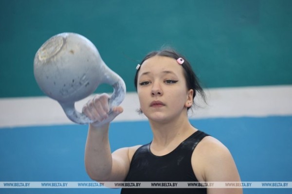 ФОТОФАКТ: В Минской области прошел Кубок защитников Отечества по гиревому марафону
