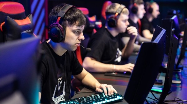 8 компаний и яркая победа: как прошел корпоративный кибертурнир Business Strike 8 компаний и яркая победа: как прошел корпоративный кибертурнир Business Strike