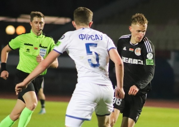 Футбол. Брестское "Динамо" попросило болельщиков в следующий раз не оскорблять судью и не бросать с трибун свертки бумаги
Футбол. Брестское "Динамо" попросило болельщиков в следующий раз не оскорблять судью и не бросать с трибун свертки бумаги