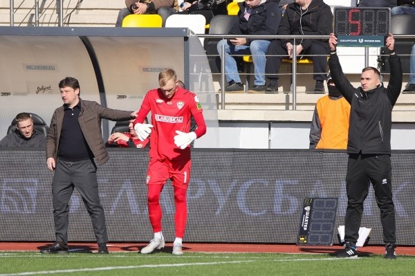 Футбол.  "Шахтер" потерял из-за травм обоих вратарей — Черника и Игнатовича. Регистрировать новых игроков клубу нельзя
 