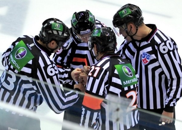 Хоккей. Александр Тихонов: не сомневаюсь, судьи СКА подсуживают. Просто последние сволочи во второй игре с минским "Динамо"!
Хоккей. Александр Тихонов: не сомневаюсь, судьи СКА подсуживают. Просто последние сволочи во второй игре с минским "Динамо"!