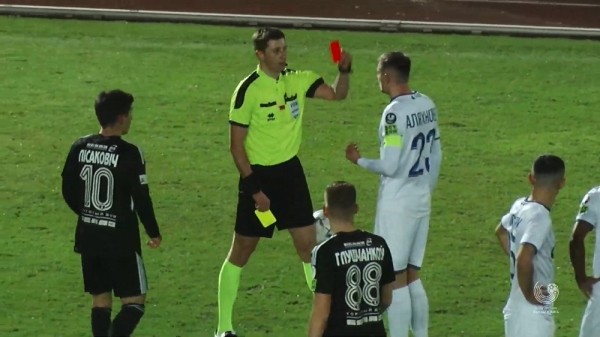 Футбол. Эдгар Олехнович ударил в лицо Дмитрия Лисаковича после свистка на перерыв и получил прямую красную
Футбол. Эдгар Олехнович ударил в лицо Дмитрия Лисаковича после свистка на перерыв и получил прямую красную