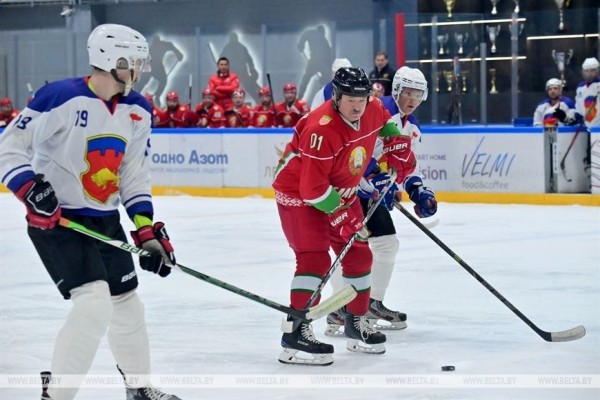Хоккейная команда Президента победила сборную Брестской области в матче любительского турнира