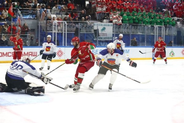 Хоккейная команда Президента победила сборную Брестской области в матче любительского турнира