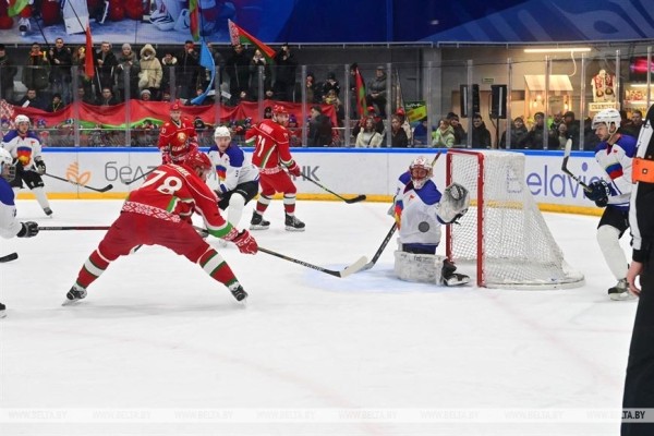 Хоккейная команда Президента победила сборную Брестской области в матче любительского турнира