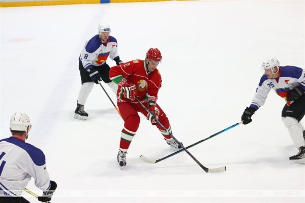 Хоккейная команда Президента победила сборную Брестской области в матче любительского турнира