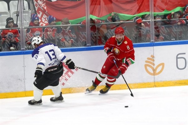 Хоккейная команда Президента победила сборную Брестской области в матче любительского турнира