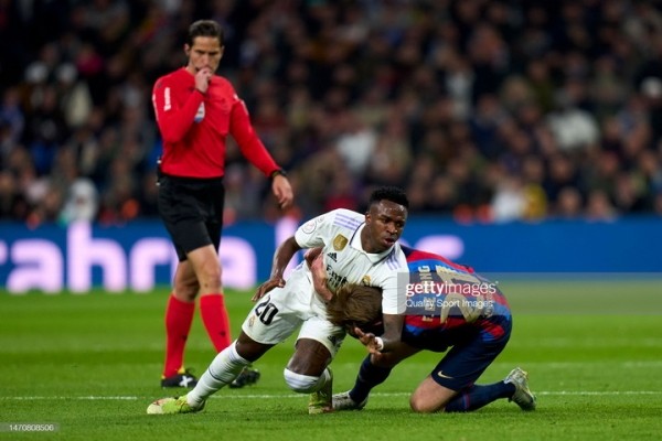 Футбол.  В первом матче полуфинала Кубка Испании "Барселона" на выезде обыграла "Реал"
 