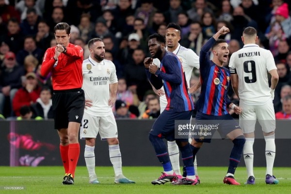 Футбол.  В первом матче полуфинала Кубка Испании "Барселона" на выезде обыграла "Реал"
 