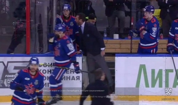 Хоккей. Наставник СКА Роман Ротенберг на отборном английском обматерил форварда минского "Динамо" Седрика Пакетта
Хоккей. Наставник СКА Роман Ротенберг на отборном английском обматерил форварда минского "Динамо" Седрика Пакетта