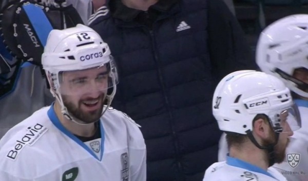 Хоккей. Наставник СКА Роман Ротенберг на отборном английском обматерил форварда минского "Динамо" Седрика Пакетта
Хоккей. Наставник СКА Роман Ротенберг на отборном английском обматерил форварда минского "Динамо" Седрика Пакетта