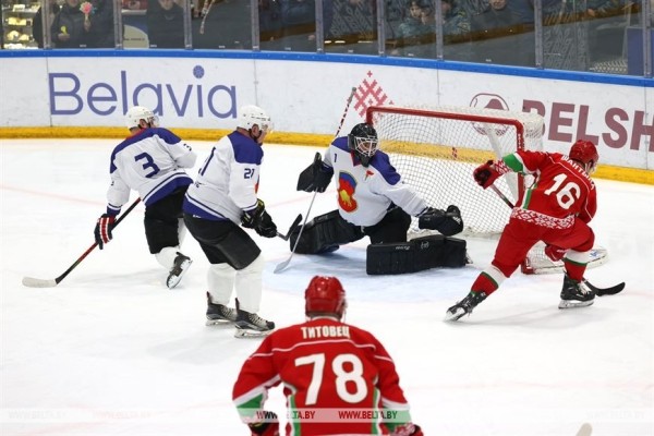 Хоккейная команда Президента победила сборную Брестской области в матче любительского турнира