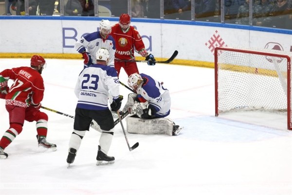 Хоккейная команда Президента победила сборную Брестской области в матче любительского турнира