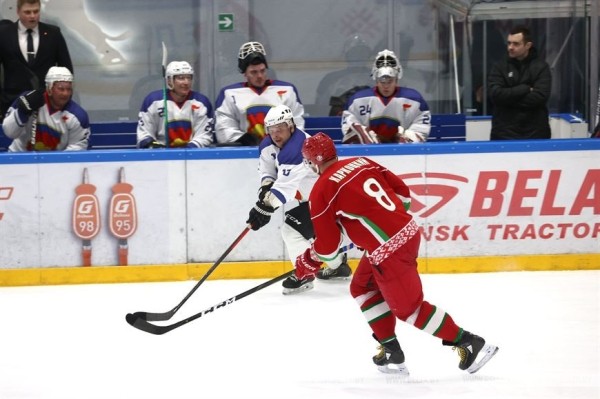 Хоккейная команда Президента победила сборную Брестской области в матче любительского турнира