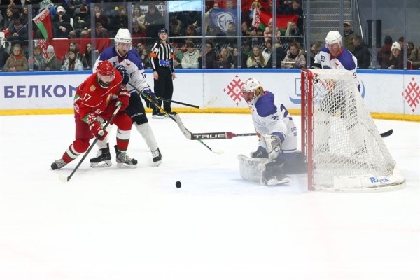 Хоккейная команда Президента победила сборную Брестской области в матче любительского турнира