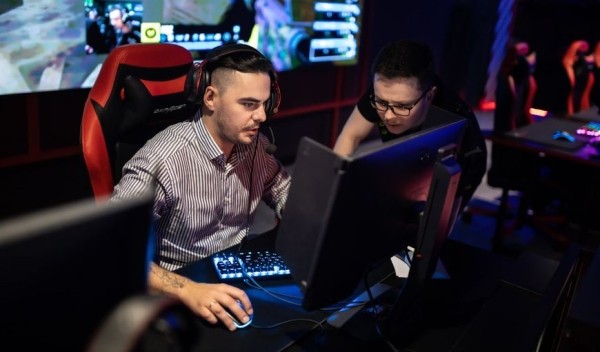 8 компаний и яркая победа: как прошел корпоративный кибертурнир Business Strike 8 компаний и яркая победа: как прошел корпоративный кибертурнир Business Strike