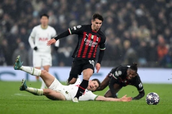 Футбол. Лига чемпионов. "Милан" не смог забить "Тоттенхэму" на выезде, но вышел в 1/4 финала
Футбол. Лига чемпионов. "Милан" не смог забить "Тоттенхэму" на выезде, но вышел в 1/4 финала