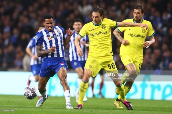 Футбол. Лига чемпионов. "Интер" добыл ничью в гостях у "Порту", завоевав пропуск в четвертьфинал
Футбол. Лига чемпионов. "Интер" добыл ничью в гостях у "Порту", завоевав пропуск в четвертьфинал