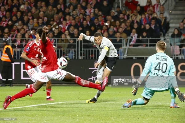 Футбол. Чемпионат Франции. Килиан Мбаппе на последних минутах матча обеспечил гостевую победу "ПСЖ" над "Брестом"
Футбол. Чемпионат Франции. Килиан Мбаппе на последних минутах матча обеспечил гостевую победу "ПСЖ" над "Брестом"