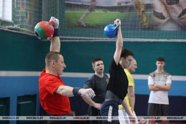 ФОТОФАКТ: В Минской области прошел Кубок защитников Отечества по гиревому марафону