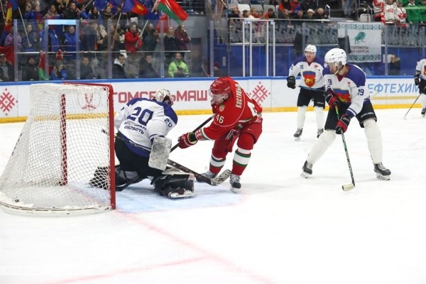 Хоккейная команда Президента победила сборную Брестской области в матче любительского турнира