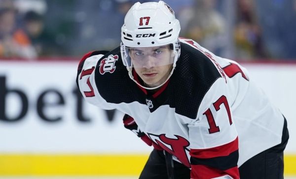 Хоккей.  Егор Шарангович за день до игры "Нью-Джерси" с "Аризоной" в НХЛ тренировался на позиции защитника
 