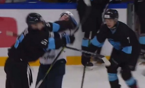 Хоккей.  194 минуты штрафа за игру! Матч "Динамо-Шинник" с питерским "Динамо" ознаменовался массовыми драками
  