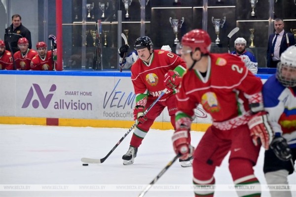 Хоккейная команда Президента победила сборную Брестской области в матче любительского турнира